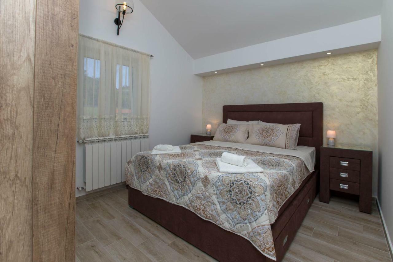 Apartment Kalle Kotor Bagian luar foto
