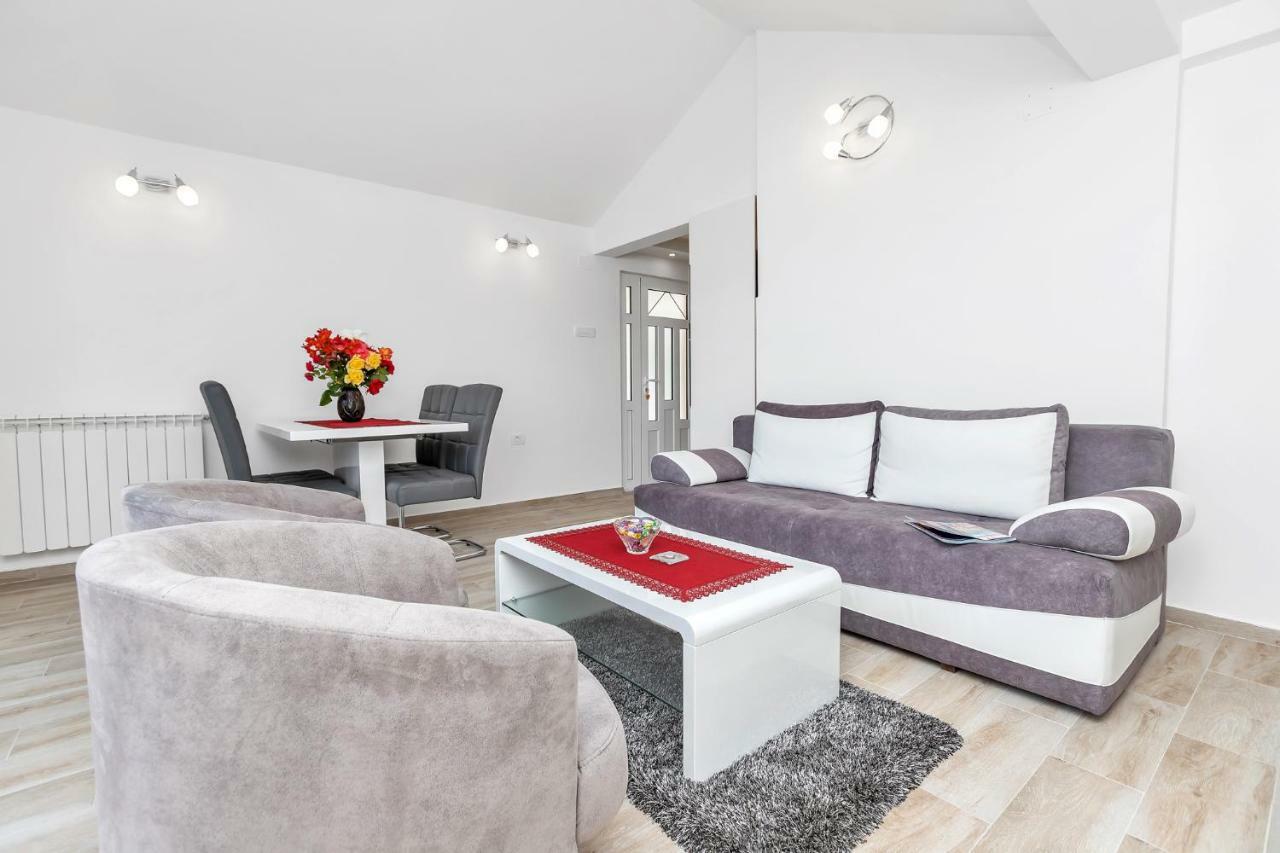 Apartment Kalle Kotor Bagian luar foto