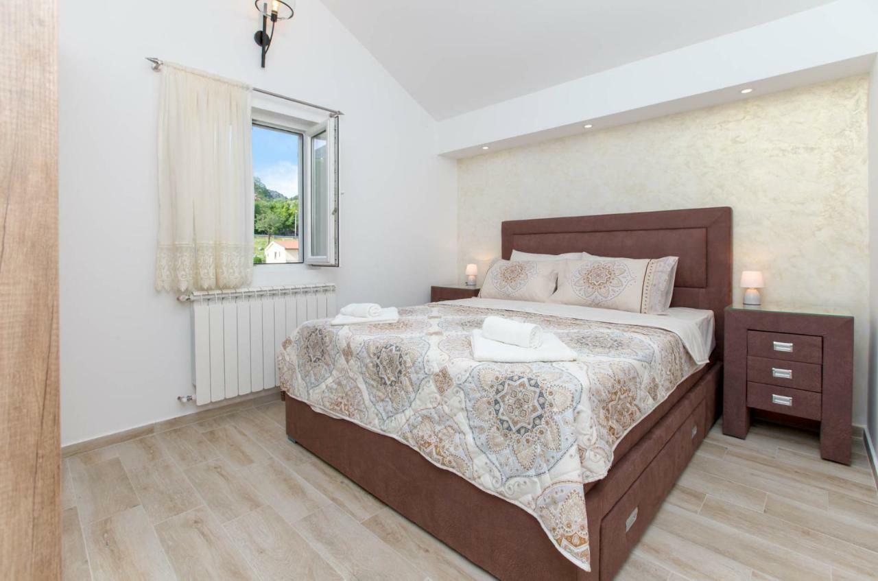 Apartment Kalle Kotor Bagian luar foto