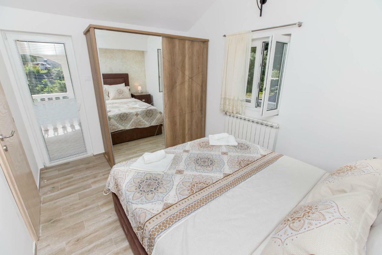 Apartment Kalle Kotor Bagian luar foto